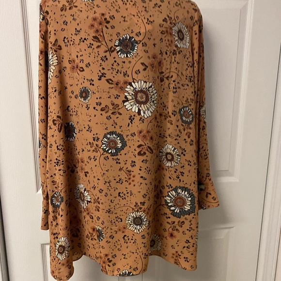 Flowered Peach Crossbody Top 1X - Picture 6 of 8